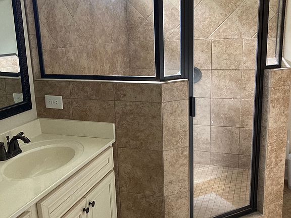 4th image of 1608 Cambria Dr #B