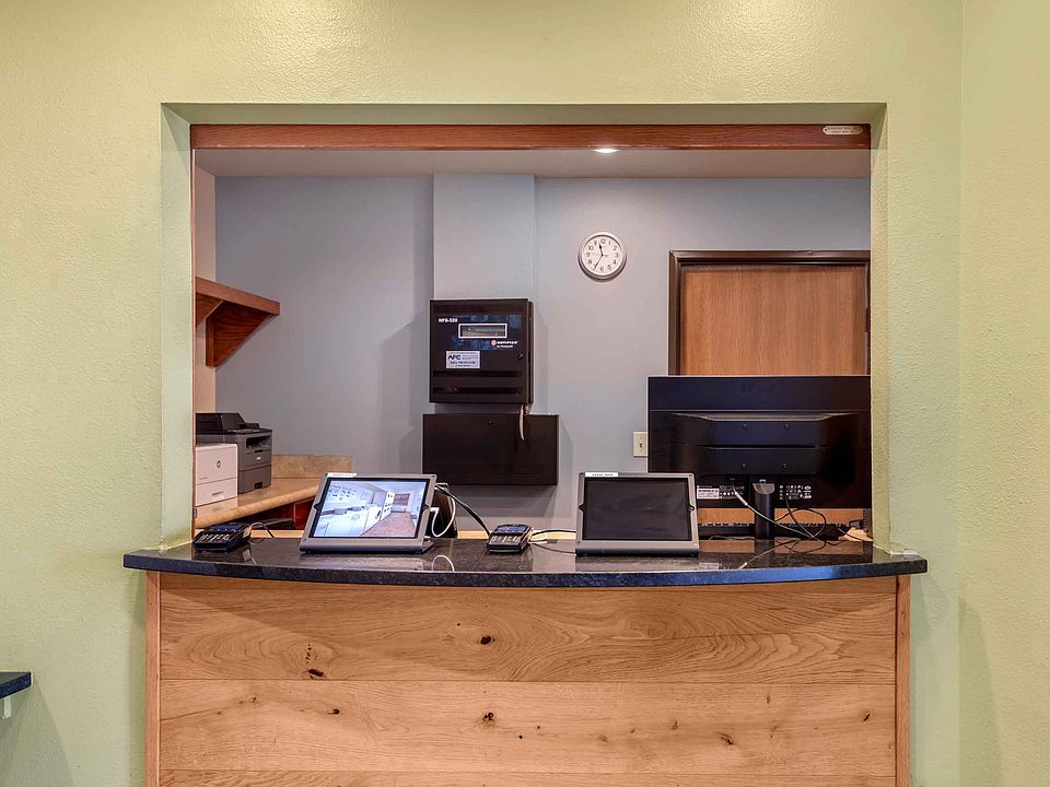Lobby and Guest Check-in
