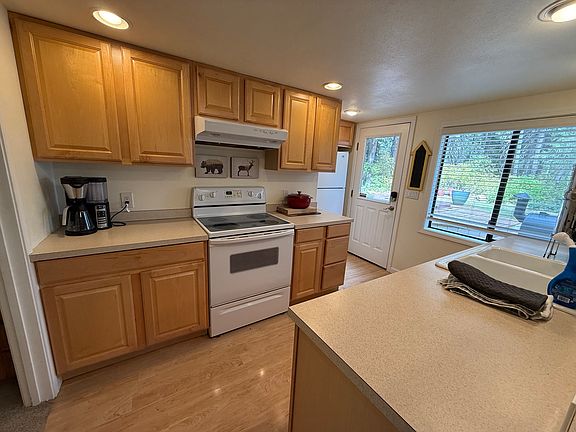 5th image of 261 Lone Fir Ln