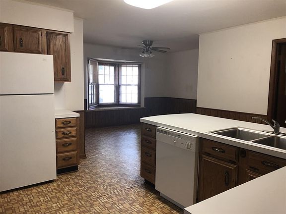 3rd image of 220 W 9th St