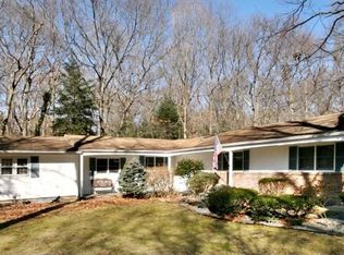 11 Sorrel Hill Ct, Melville, NY 11747