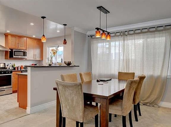3rd image of 729 Roble Ave
