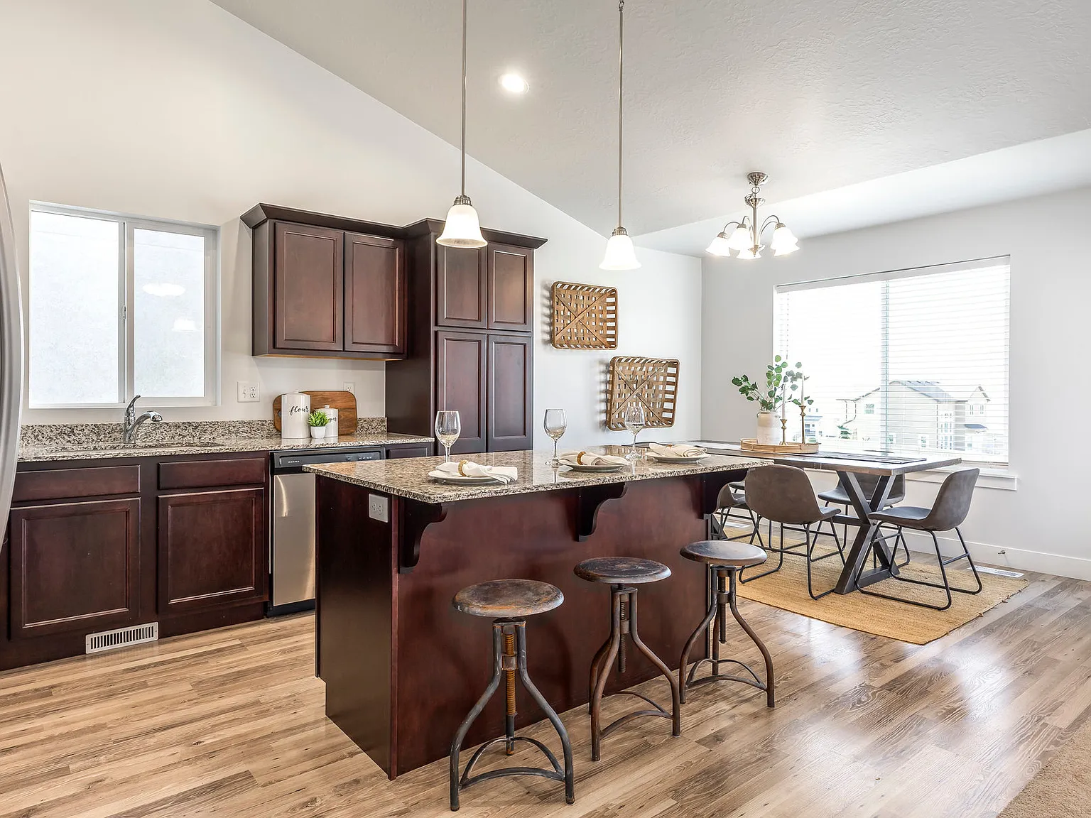 3 bed, 1423 sqft, $2,200 — Photo 3