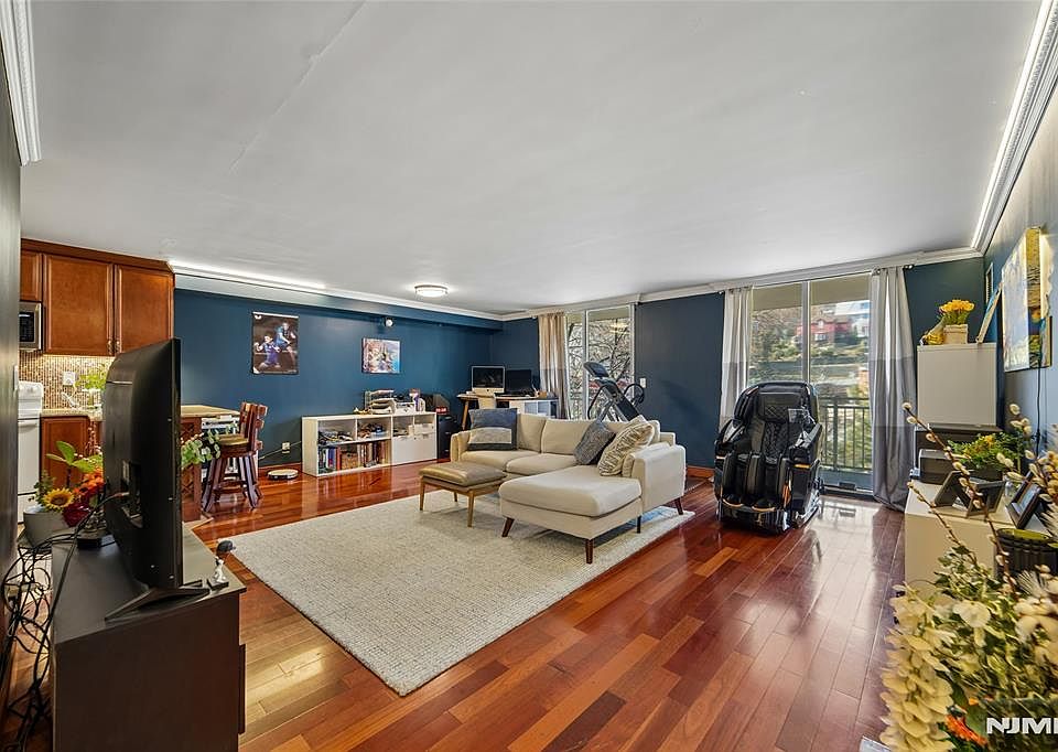 1st image of 1055 River Rd APT 302