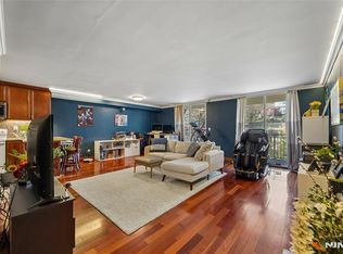 1055 River Rd APT 302, Edgewater, NJ 07020