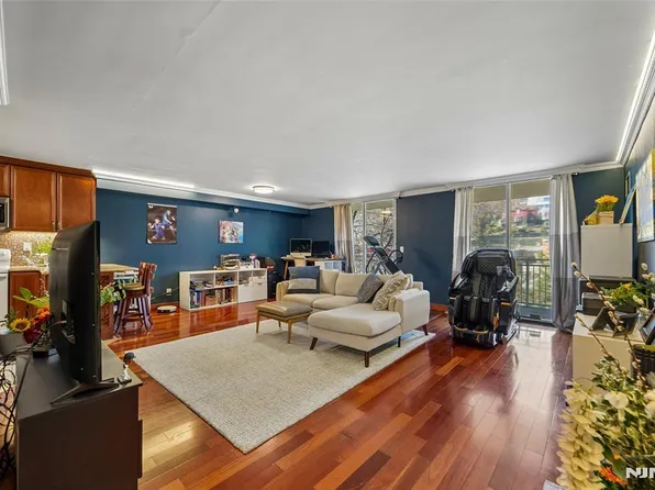 1055 River Rd APT 302, Edgewater, NJ 07020