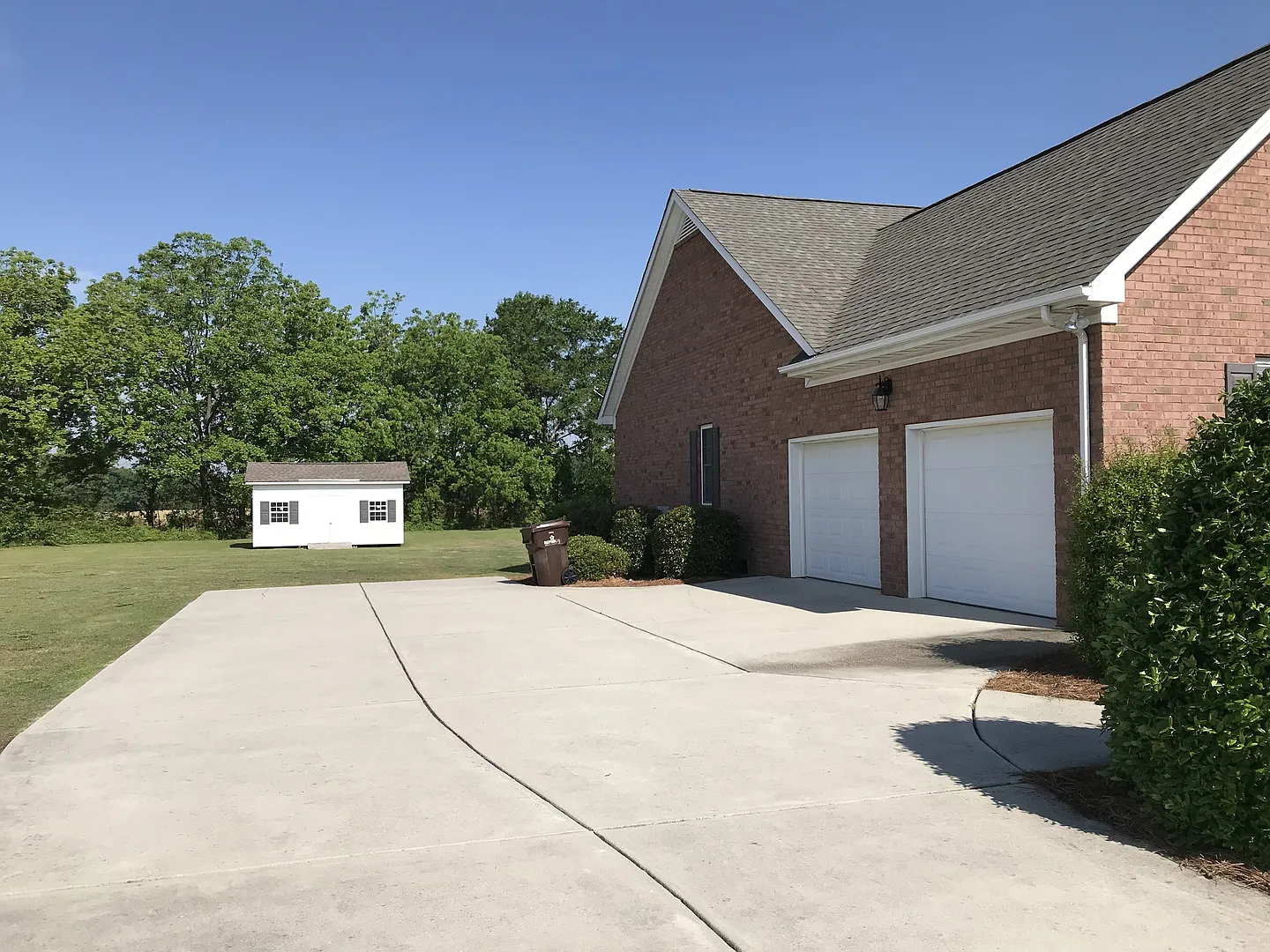 4 bd 2 bth all brick w/ 2 car garage located on a 1 acre lot - lawn care, water, trash, washer/dr... — Photo 2