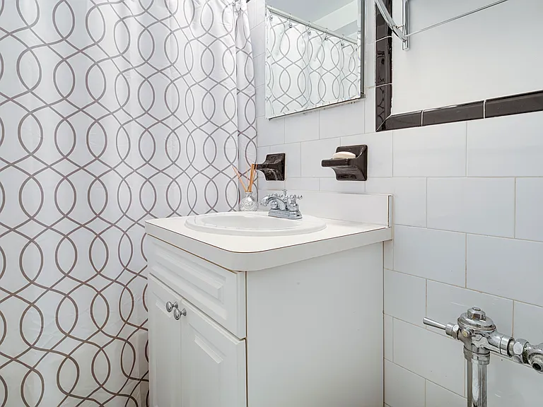 140 E 56th St #2G — Photo 4
