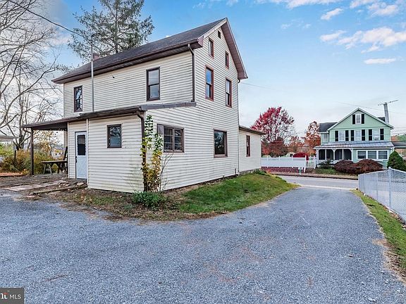 4th image of 379 Main St