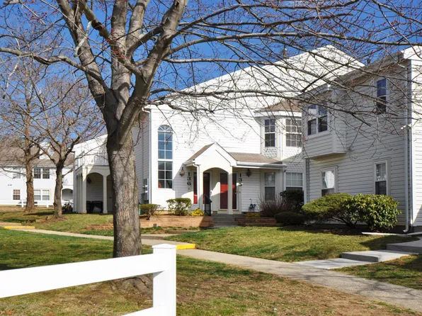 136 Tulip Ln, Freehold, NJ 07728