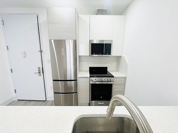 5th image of 221 Sea Breeze Ave #1