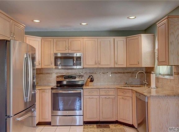 5th image of 202 N Hawthorne St