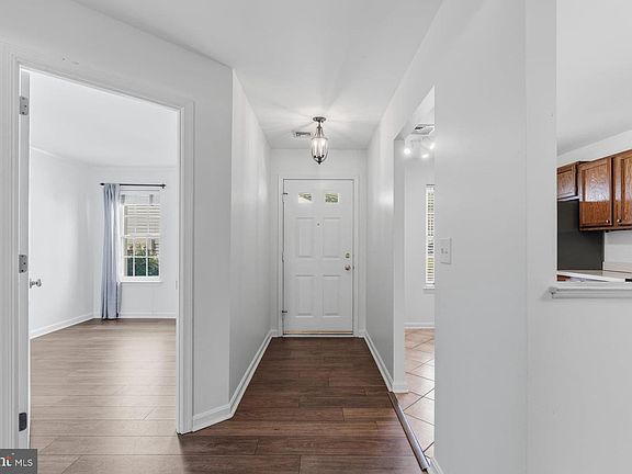 4th image of 608 Cambridge Ct