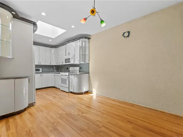 2726 East 27th Street image 8 of 29