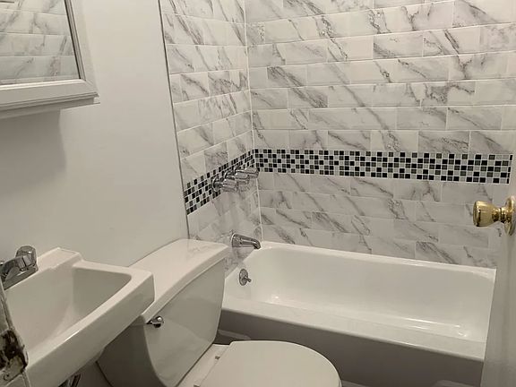 5th image of 423 W 45th St APT 2RW