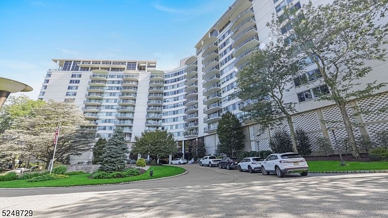 1st image of 1 Claridge Drive, Apt 627 #627