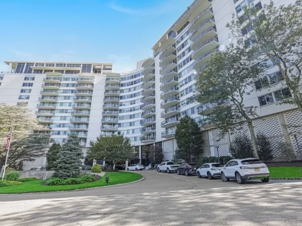 1 Claridge Drive, Apt 627 #627, Verona Twp., NJ 07044