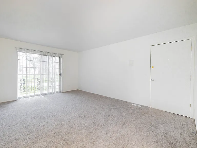 Knollwood Village Apartments — Photo 22
