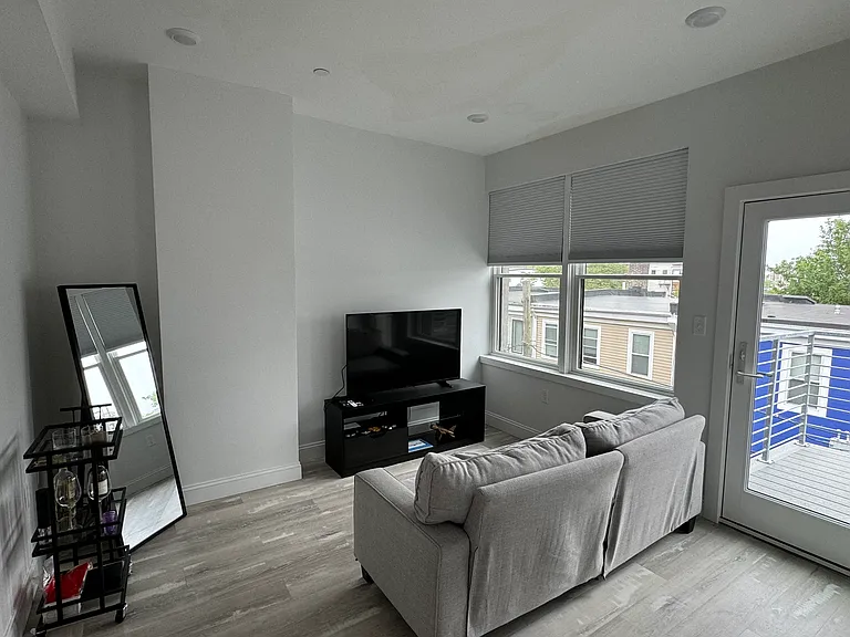 108 Chelsea St #1-R — Photo 4