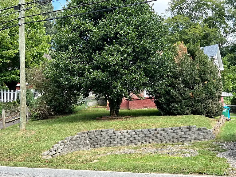597 Emma Rd — Photo 3