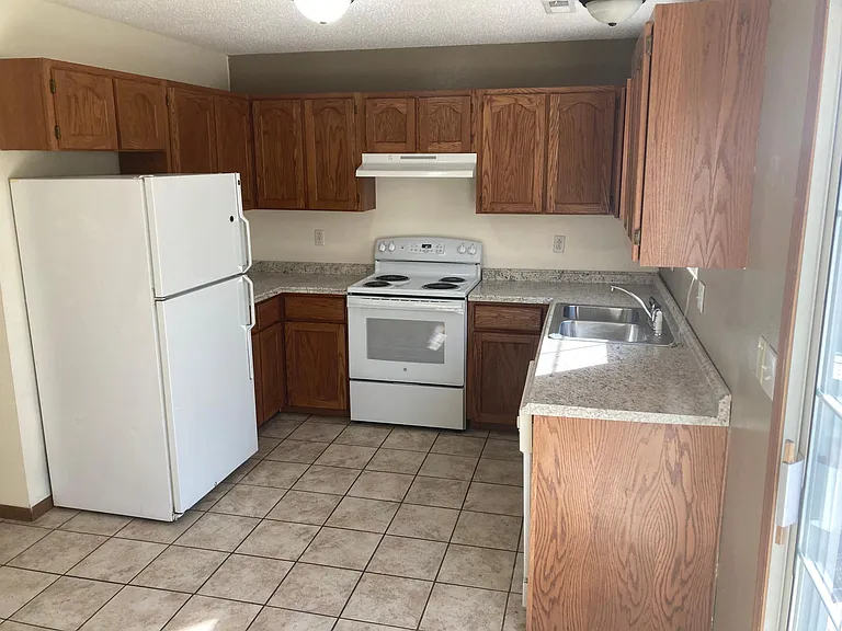 915 Uptegrove Ln — Photo 7