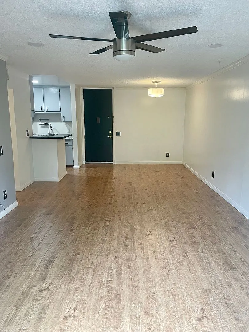 Stylish Condo Near Fashion Valley — Photo 3