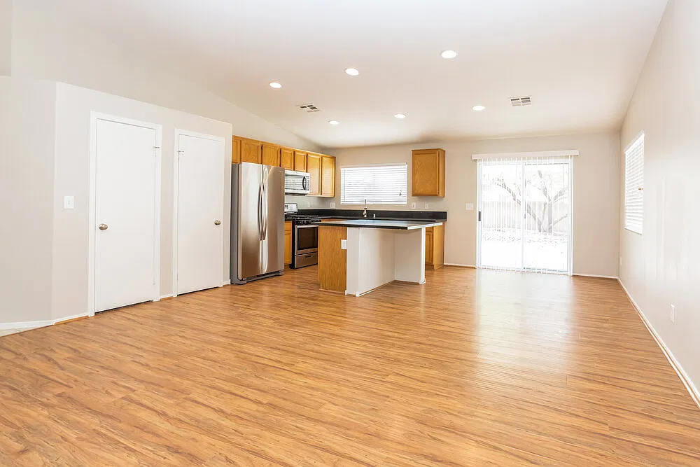 3 bed, 2.0 bath, 1374 sqft, $2,800 — Photo 4