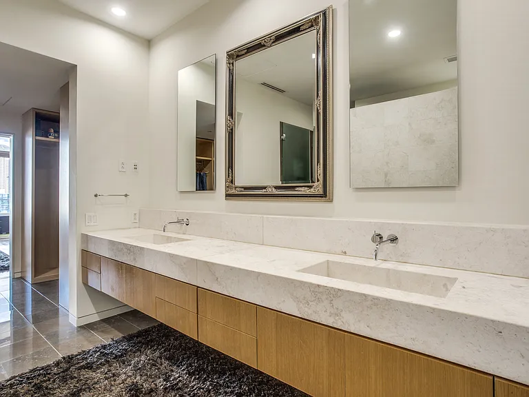 2430 Victory Park Ln #ID80005 — Photo 10