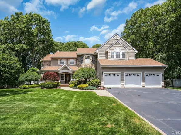 7 Dorm Court, East Setauket, NY 11733