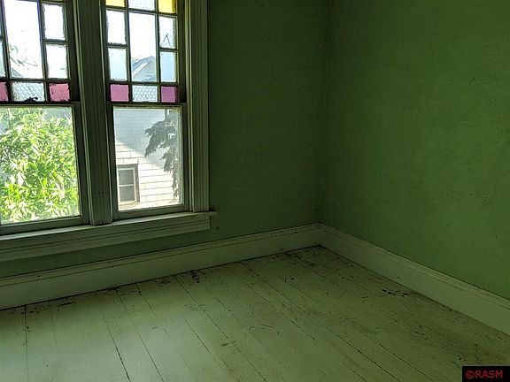 5th image of 209 N Hennepin St