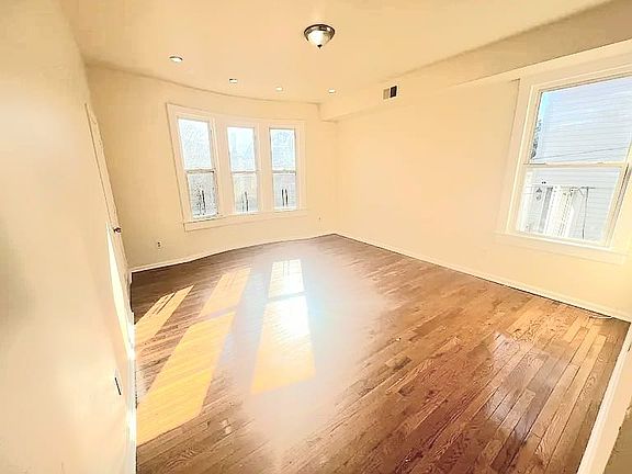 3rd image of 515 Sanford Ave #2LE