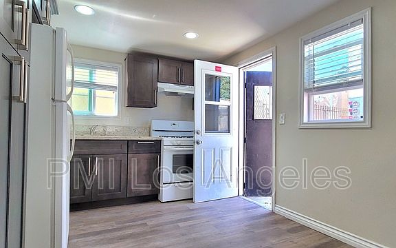 3rd image of 1728 1/2 W 60th Pl
