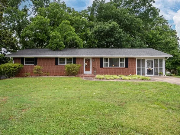 121 Tower Circle Dr, Winston Salem, NC 27107