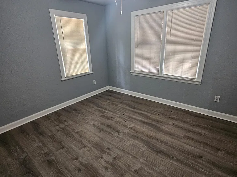 2107 NW Baltimore Ave — Photo 4