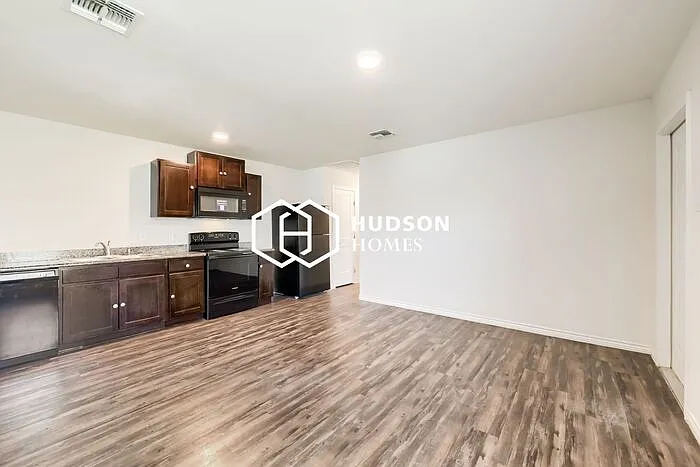 136 E 11th St — Photo 5