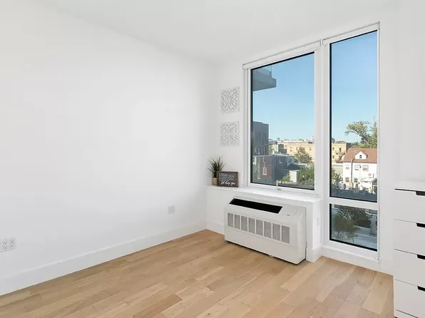 14-01 Broadway image 10 of 10