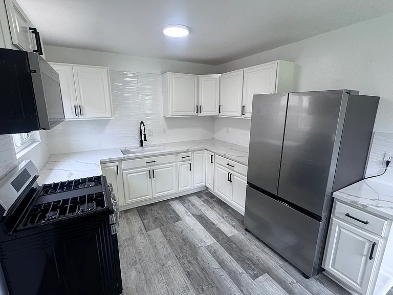 3322 Helix St — Photo 3
