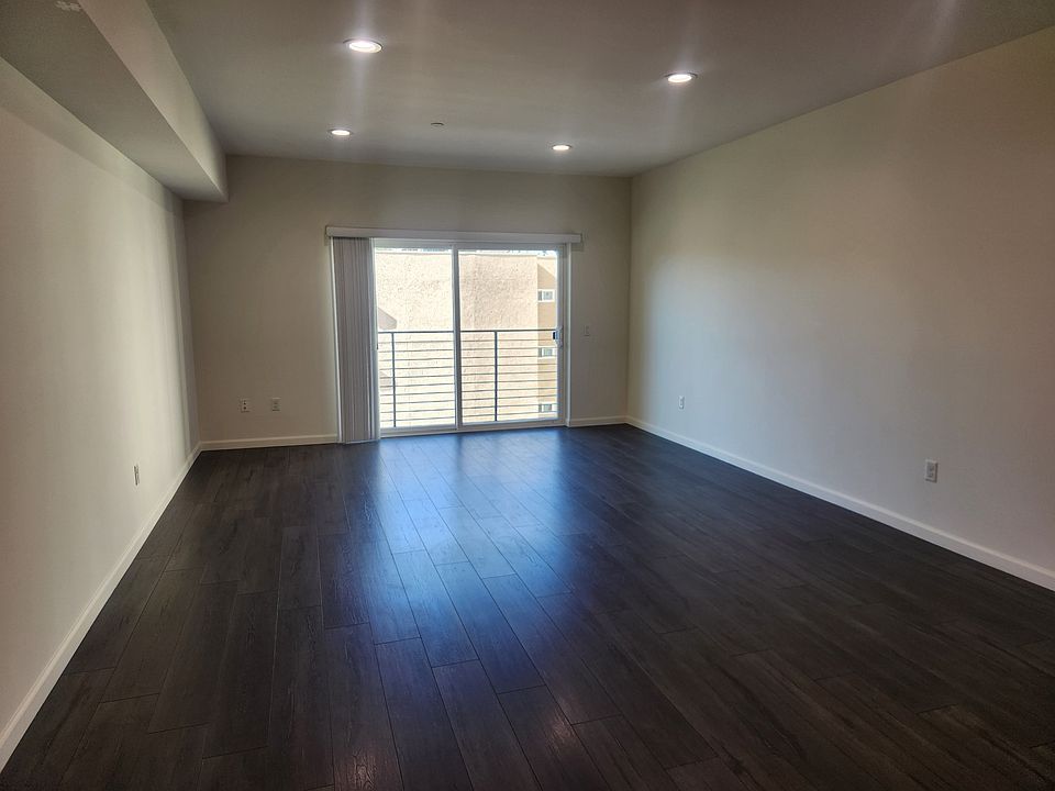 1st image of 3951 Ingraham St #403