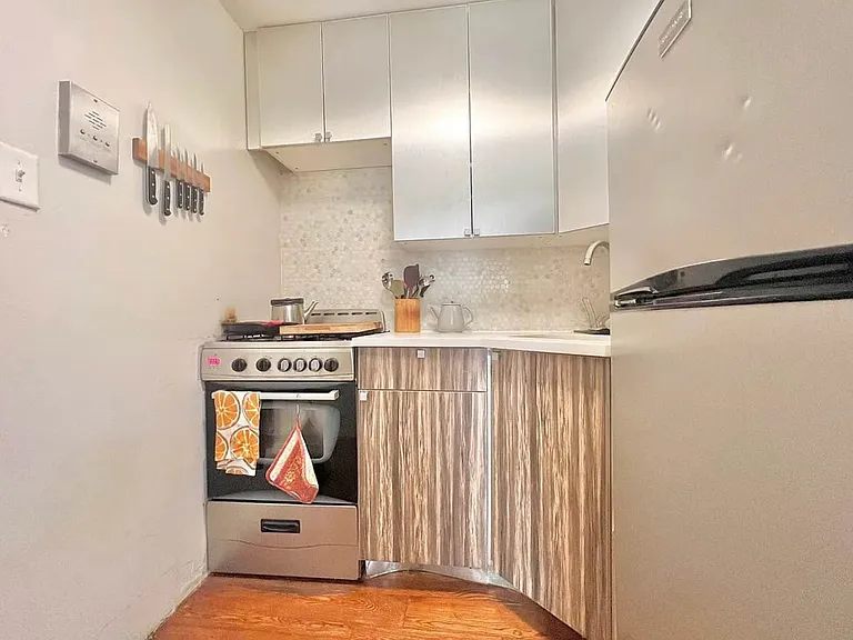 330 Evergreen Ave #1B — Photo 5