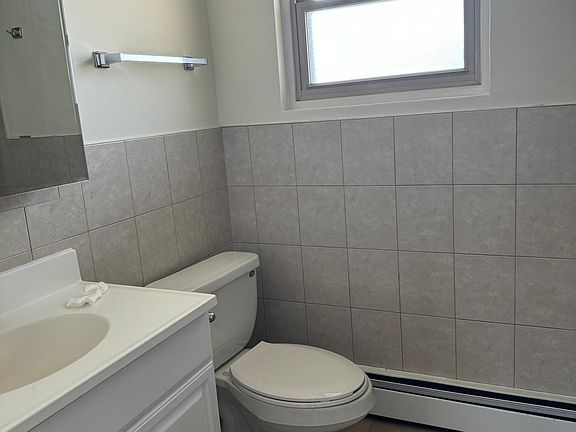 3rd image of 39 W Grand Ave APT F