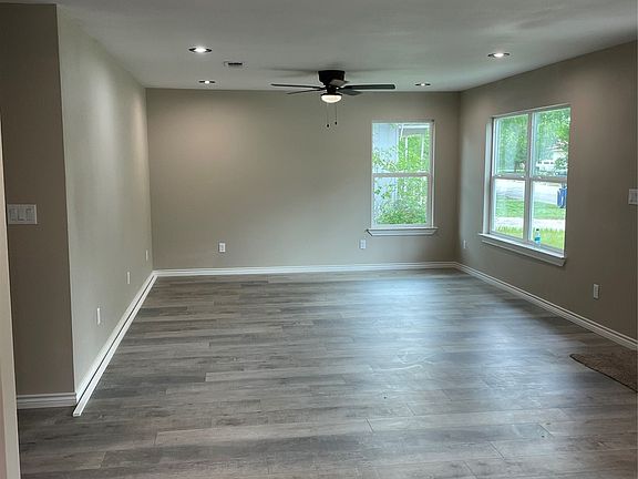 4th image of 2515 Vine St