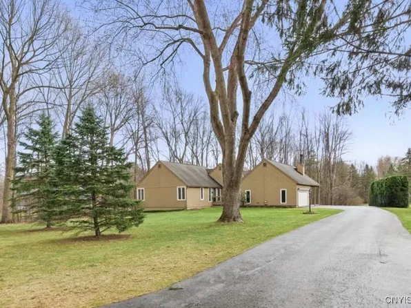 3733 Dutchman Dr, Baldwinsville, NY 13027