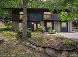 6884 Deerhill Dr, Clarkston, MI