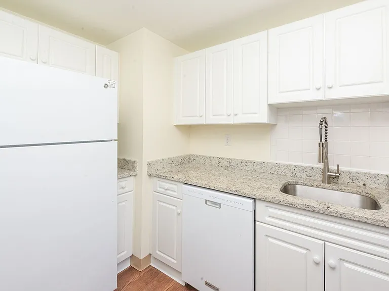 Lakewood Apartments — Photo 31