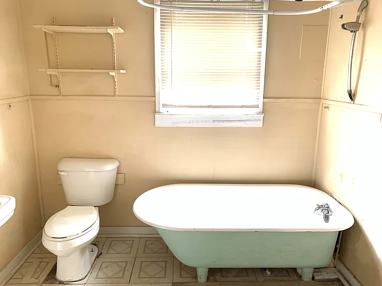 406 E Devers Ave — Photo 7