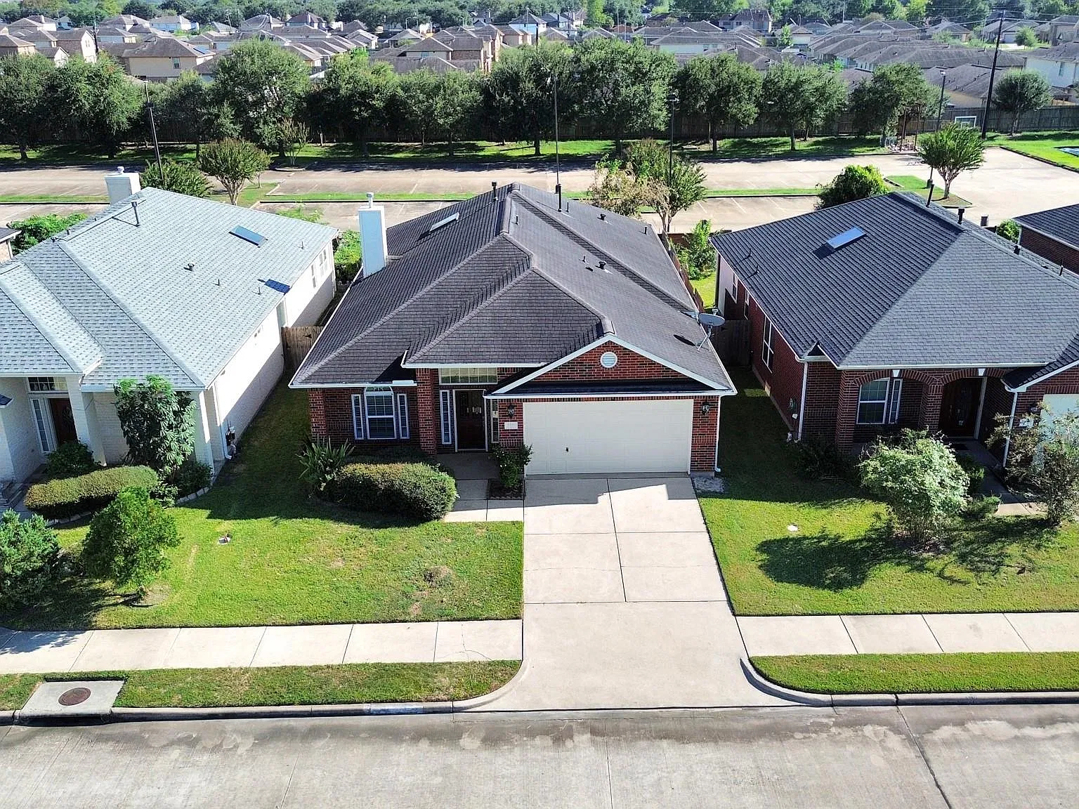 3 bed, 2.5 bath, 2271 sqft, $2,300 — Photo 4