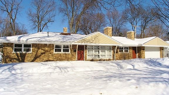 2nd image of 801 Robinhood Ln