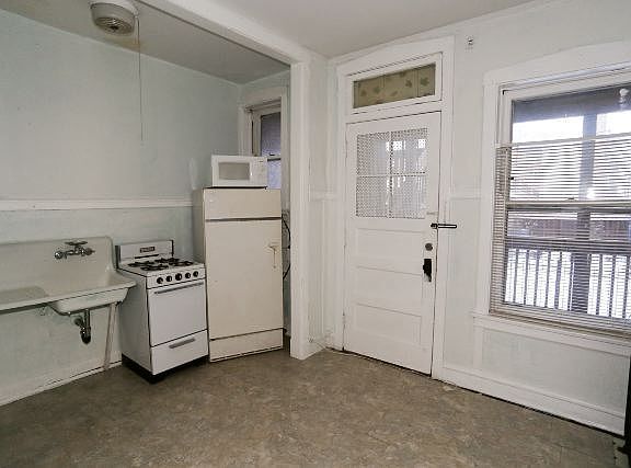 2nd image of 1921 W Winnemac Ave #1