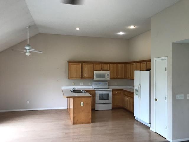 2nd image of 131 N Oxford Dr