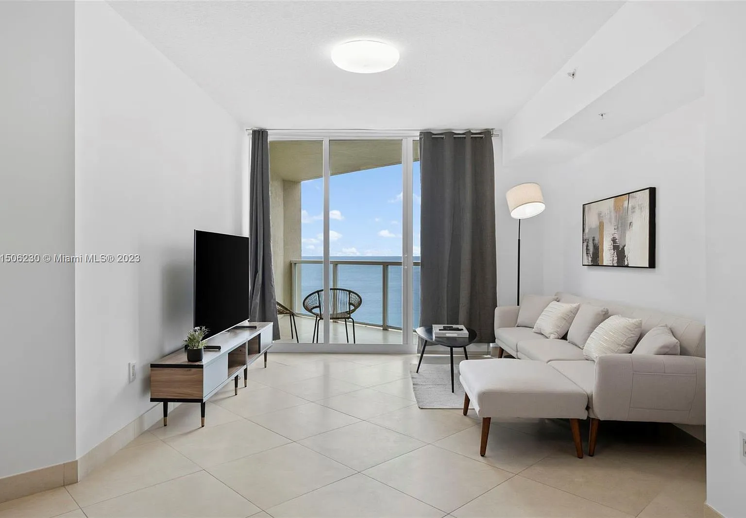 La Perla Condo — Photo 2